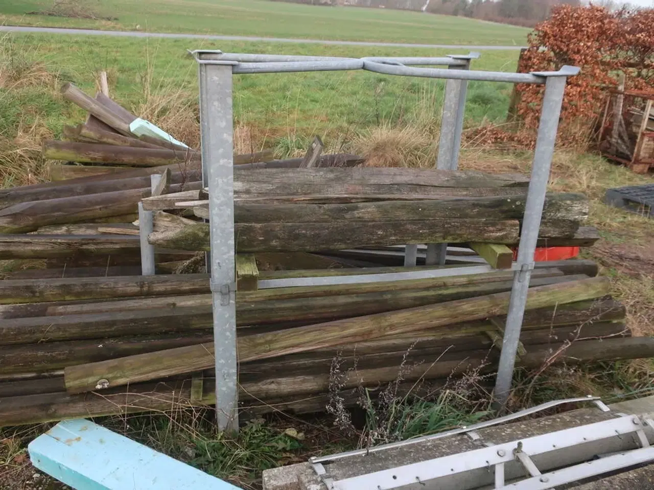 Billede 4 - Div. Barreller med træ, tagplader, stolper m.m.