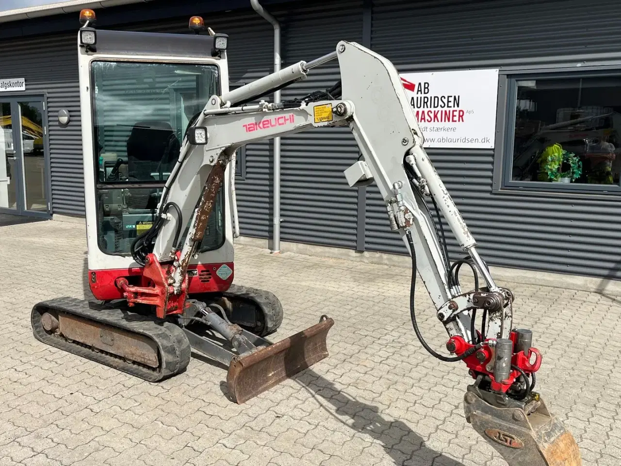Billede 2 - Takeuchi TB016 Tilt fæste, hydraulisk skovl fæste fin stand