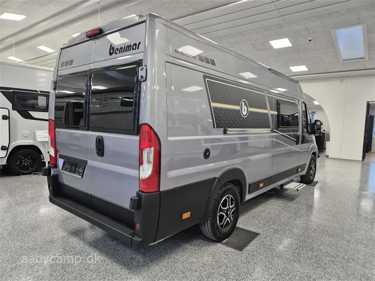 Billede 2 - 2026 - Benimar Benivan 160 PLUS   NK Pakke. Automatgear. 140Hk. 200W solcelle. Kompressor køleskab. Webasto Dieselvarme. Elektrisk indgangstrin. Metallak