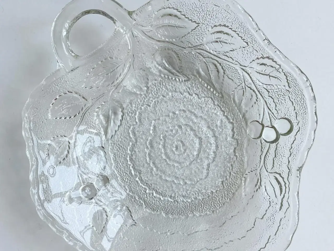 Billede 3 - Klart glas, bladformet m kirsebærpræg