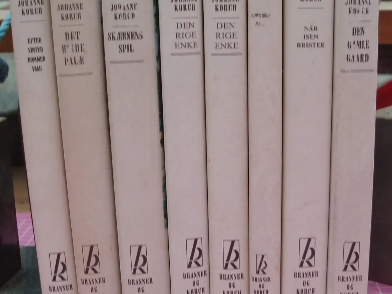 Billede 1 - Johanne Korch Hardback bøger med smudsbind