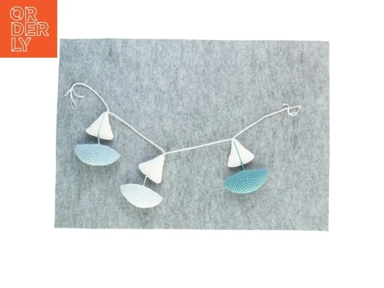 Billede 4 - Strikket pynt til barnevogn el. lign. (str. 70 x 12 cm)