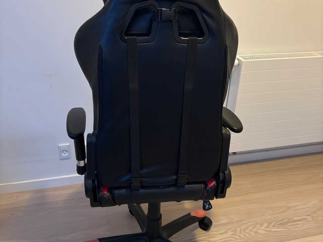 Billede 4 - Gamer stol sort og rød