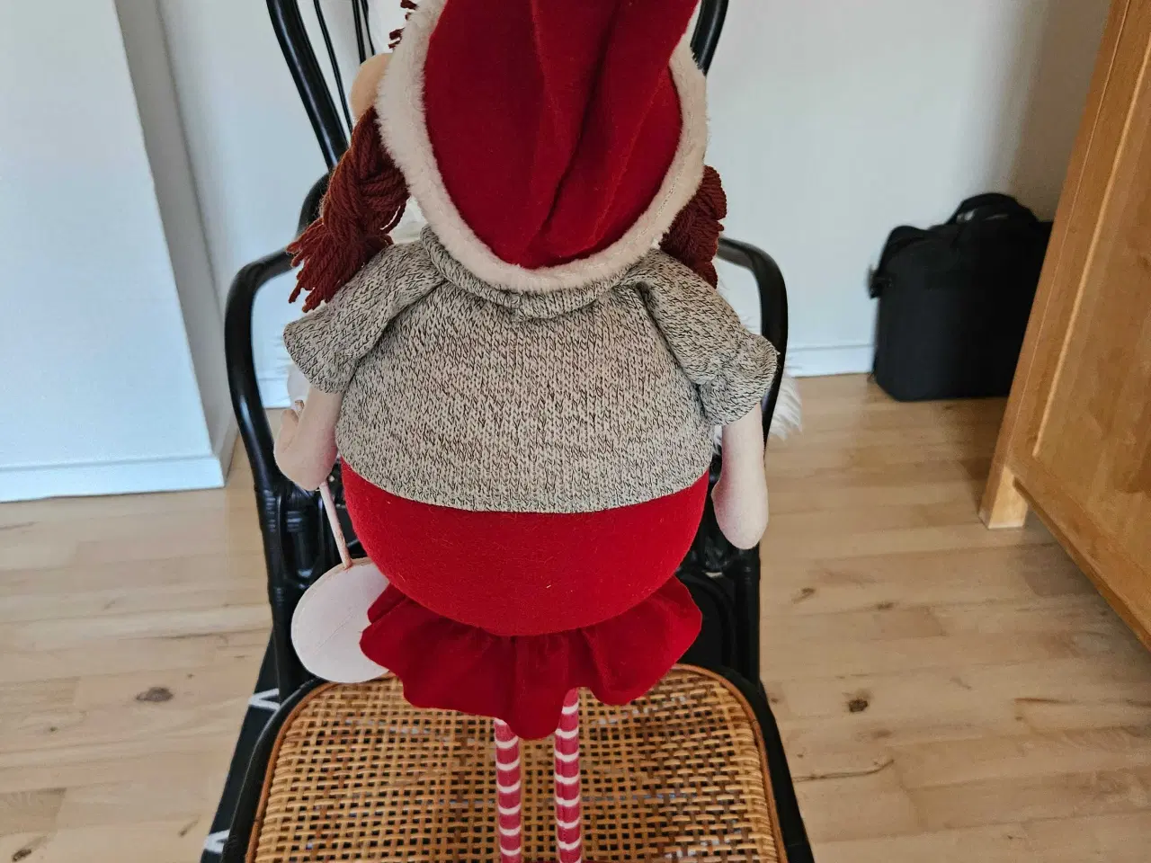 Billede 2 - SØD NISSEPIGE MED SLIKKEPIND 