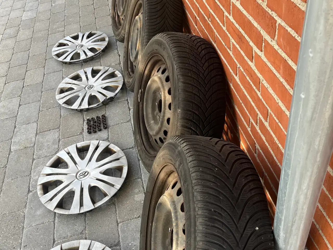 Billede 3 - 4 Vinterdæk fra Toyota Auris. 2 stålfælge defekt