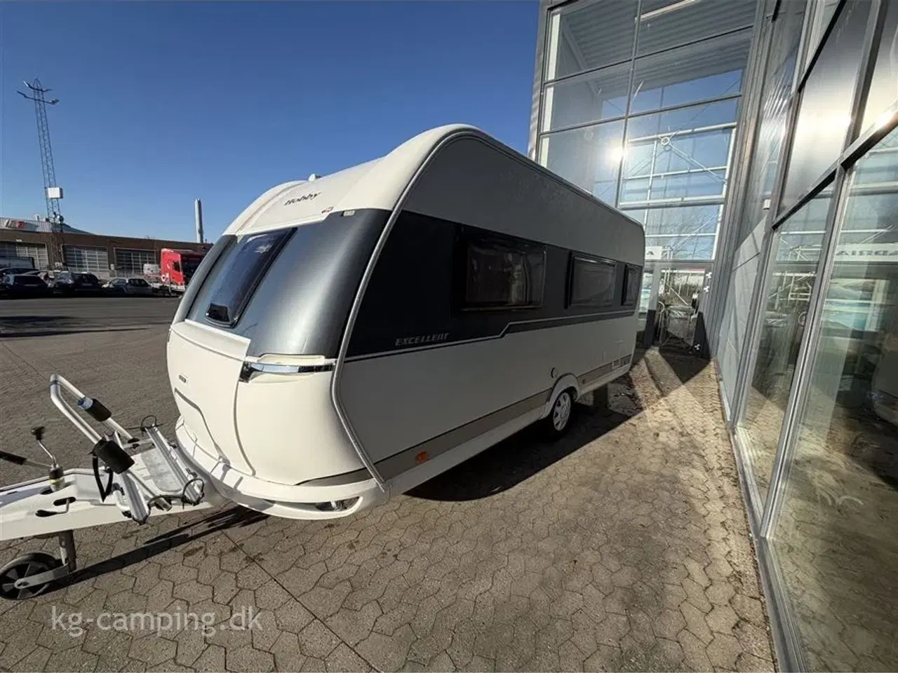 Billede 15 - 2018 - Hobby Excellent 460 SFf   Let rejsevogn med fritstående dobbeltseng. Incl i prisen er mover, fast markise og fortelt.