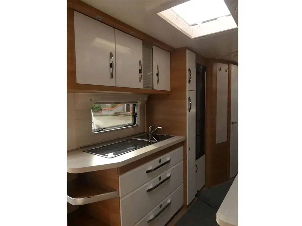 Billede 4 - 2023 - Hobby De Luxe 545 KMF   Hobby 545 KMF med 3 køjer og dobbeltseng  fra Hinshøj Caravan