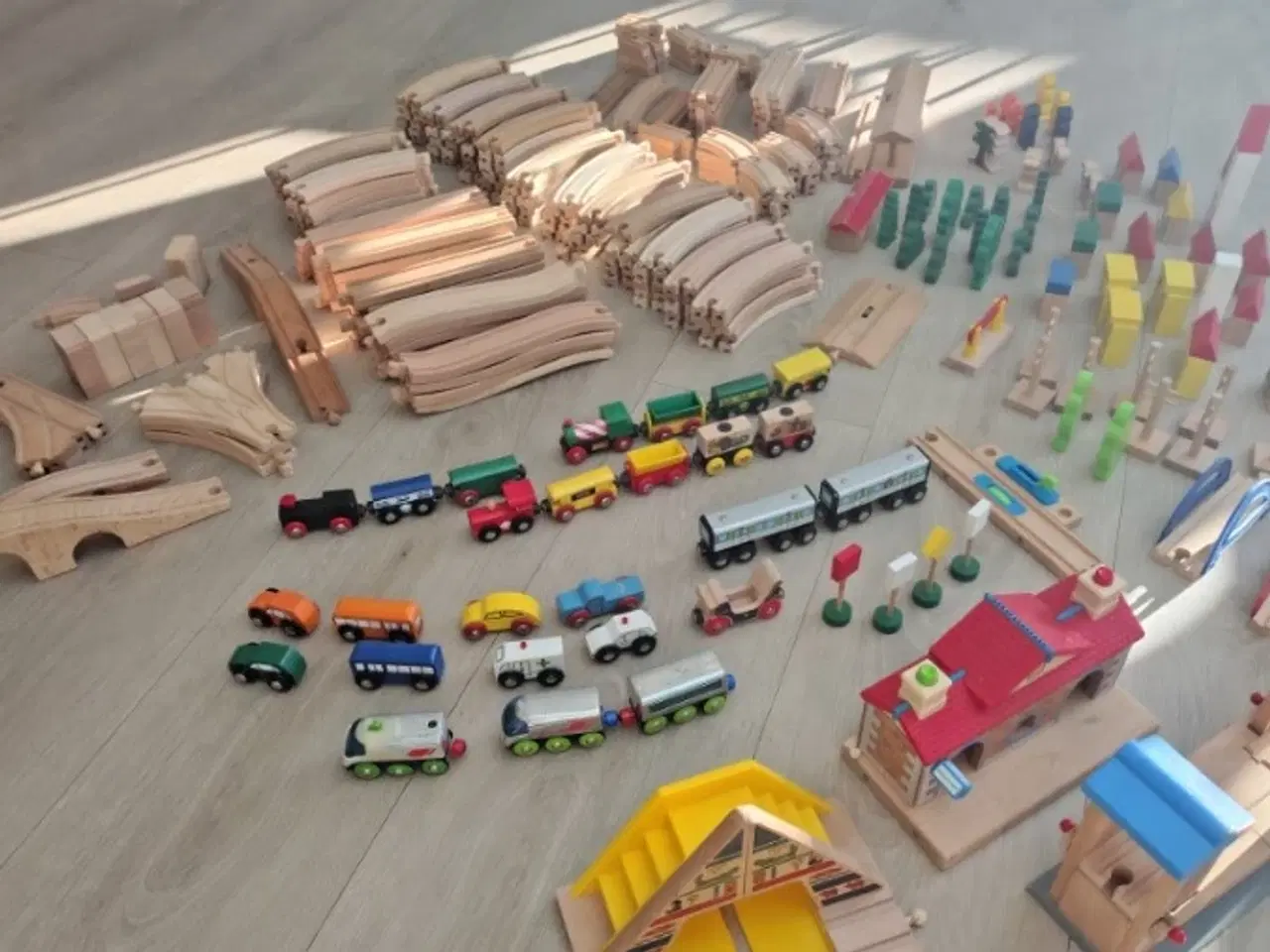 Billede 1 - Stor BRIO togbane – mange skinner, tog og tilbehør