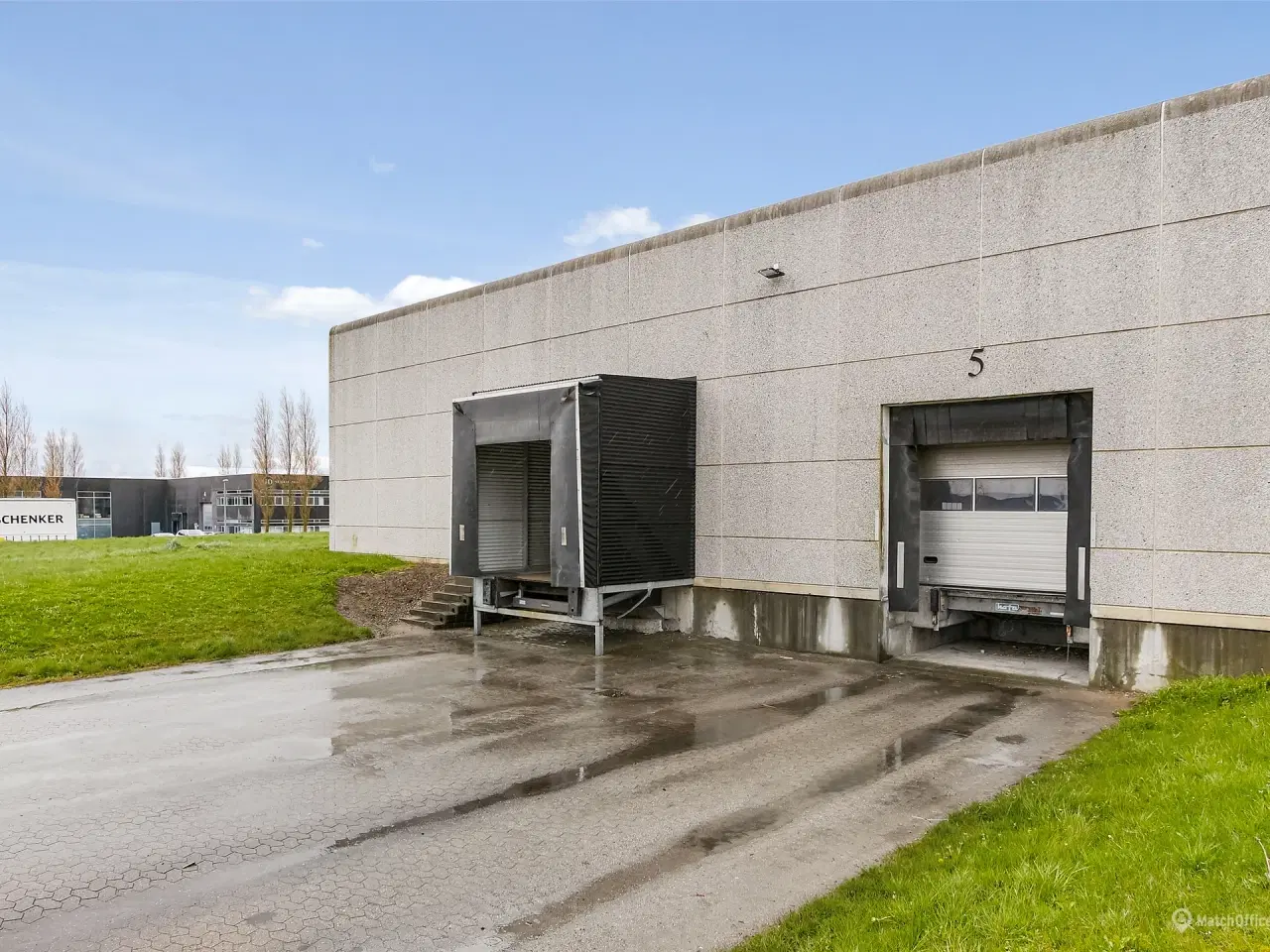 Billede 14 - Højloftet lagerhal med to læsseramper