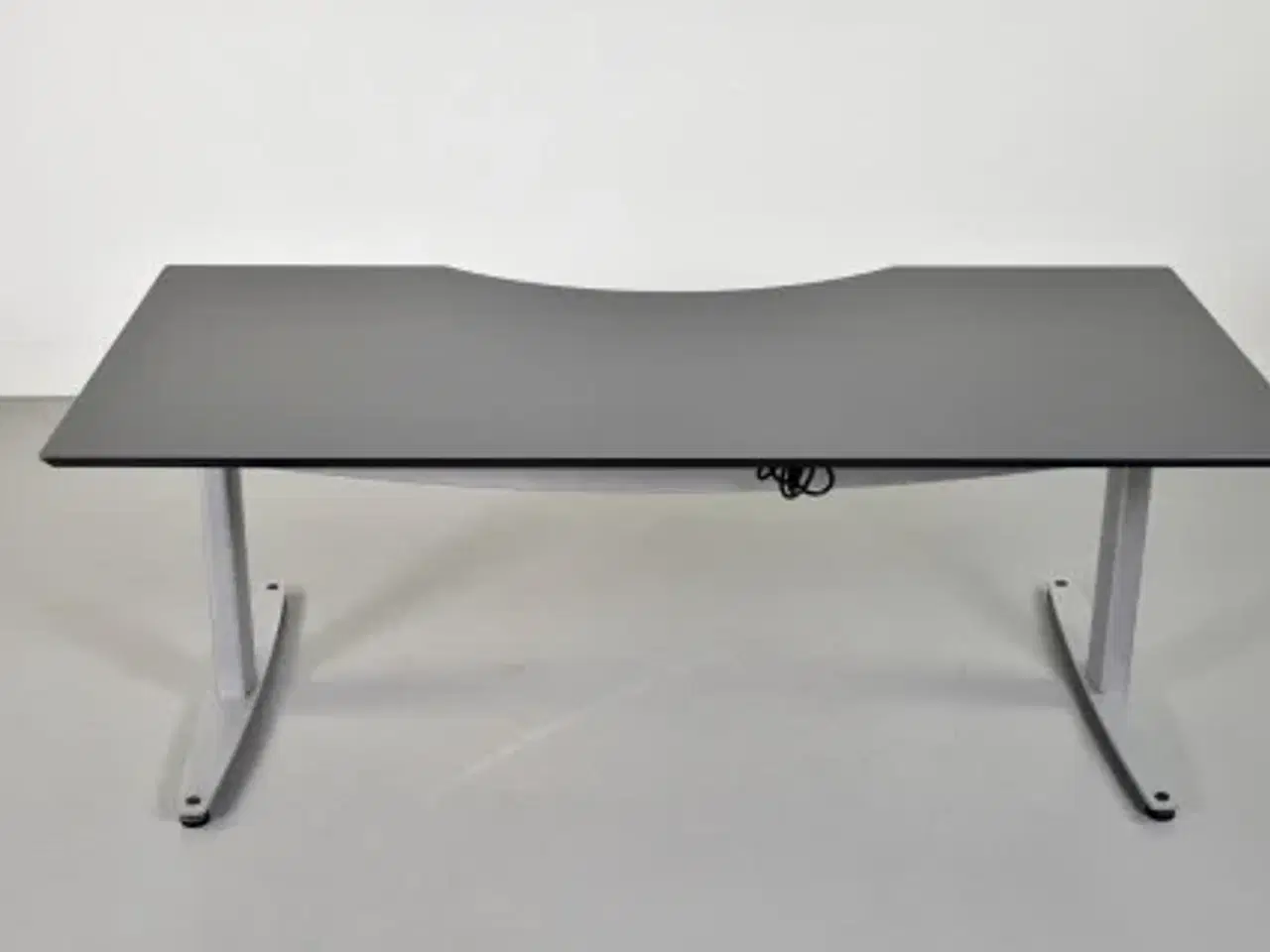 Billede 3 - Hæve-/sænkebord med antracit laminat og mavebue, 180 cm.