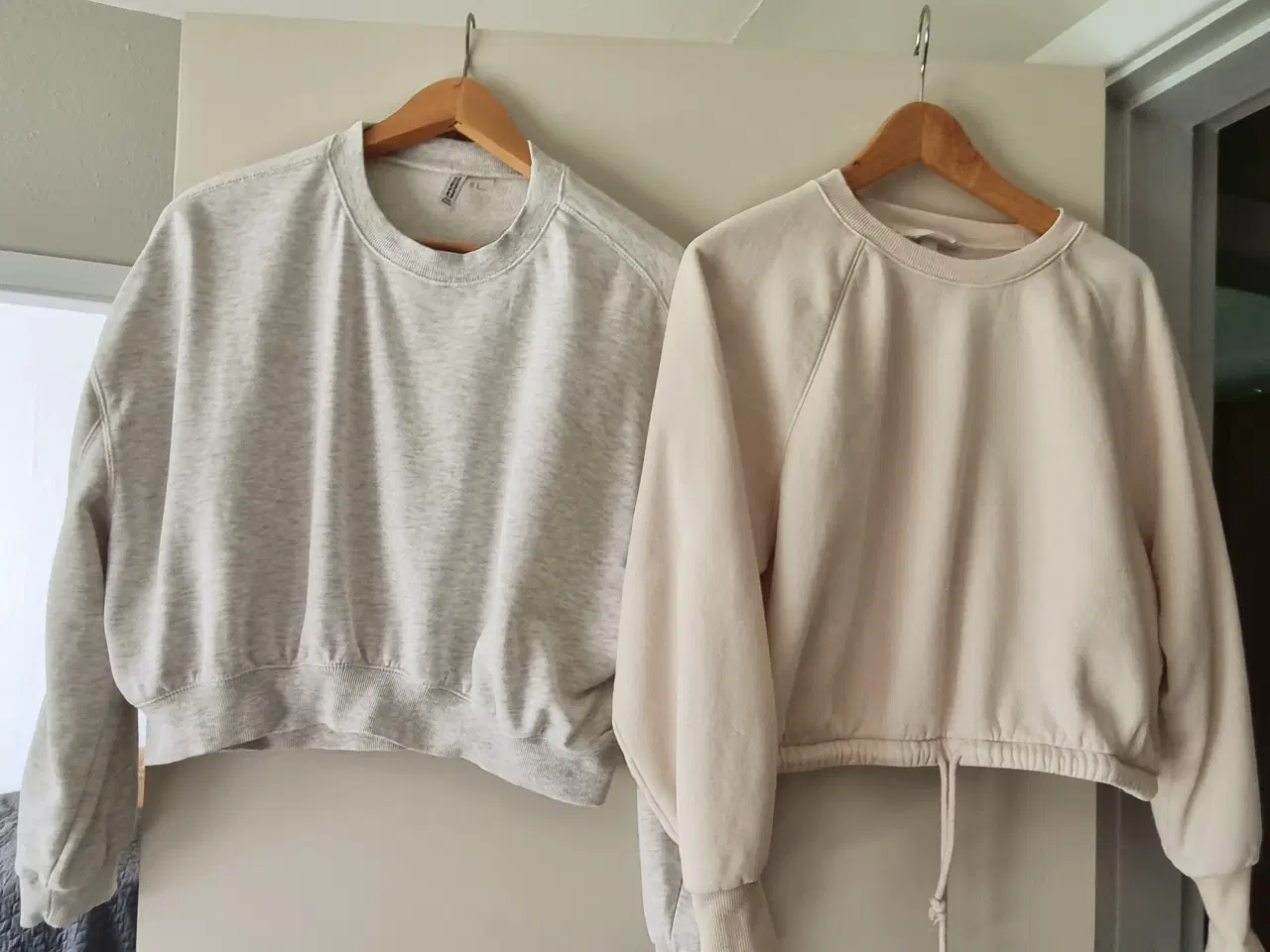 Billede 1 - To korte sweatshirts fra Hennes og Mauritz 