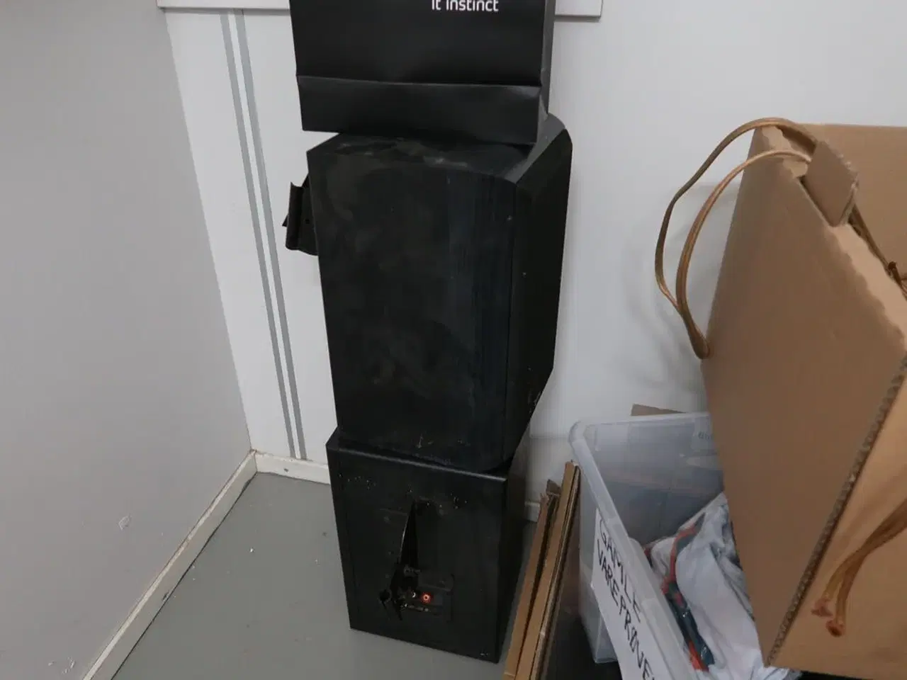 Billede 4 - Div. Elektronik, højtalere, skrivebord, merchandise m.m.