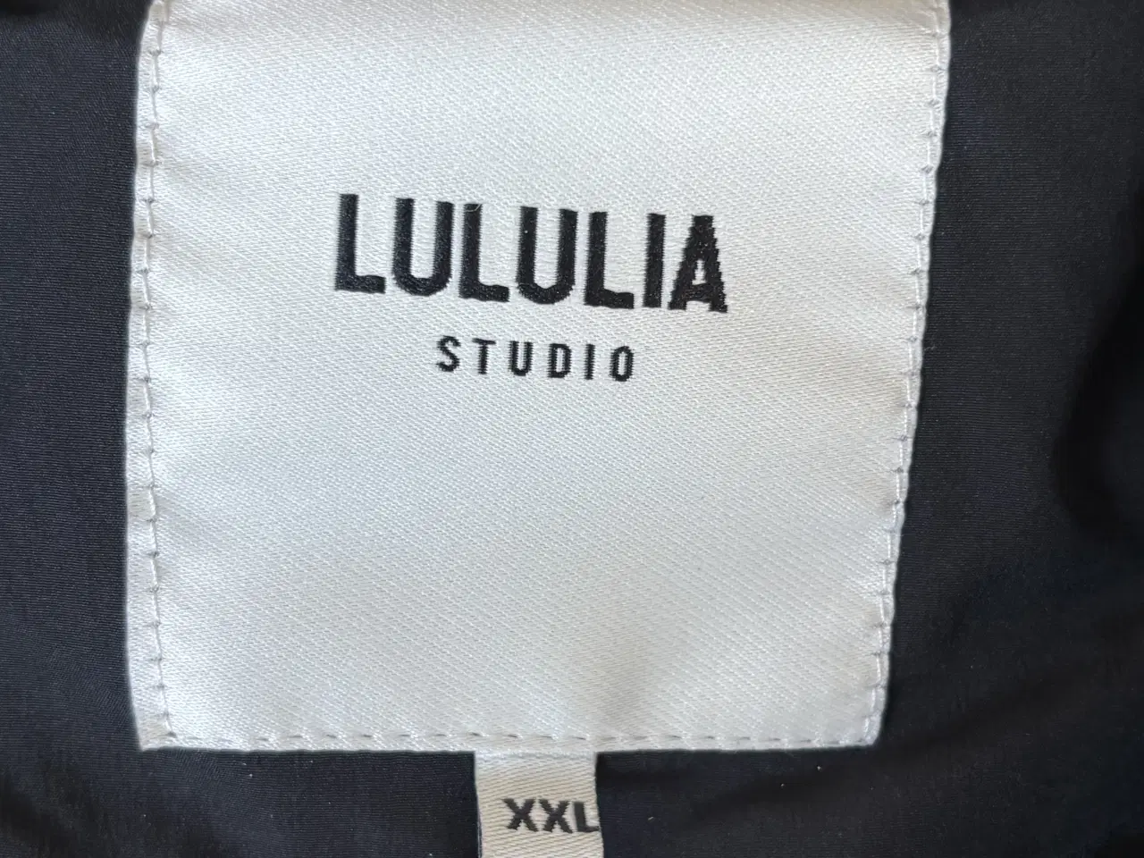 Billede 3 - Lululia STUDIO sort vinterjakke, størrelse XXL
