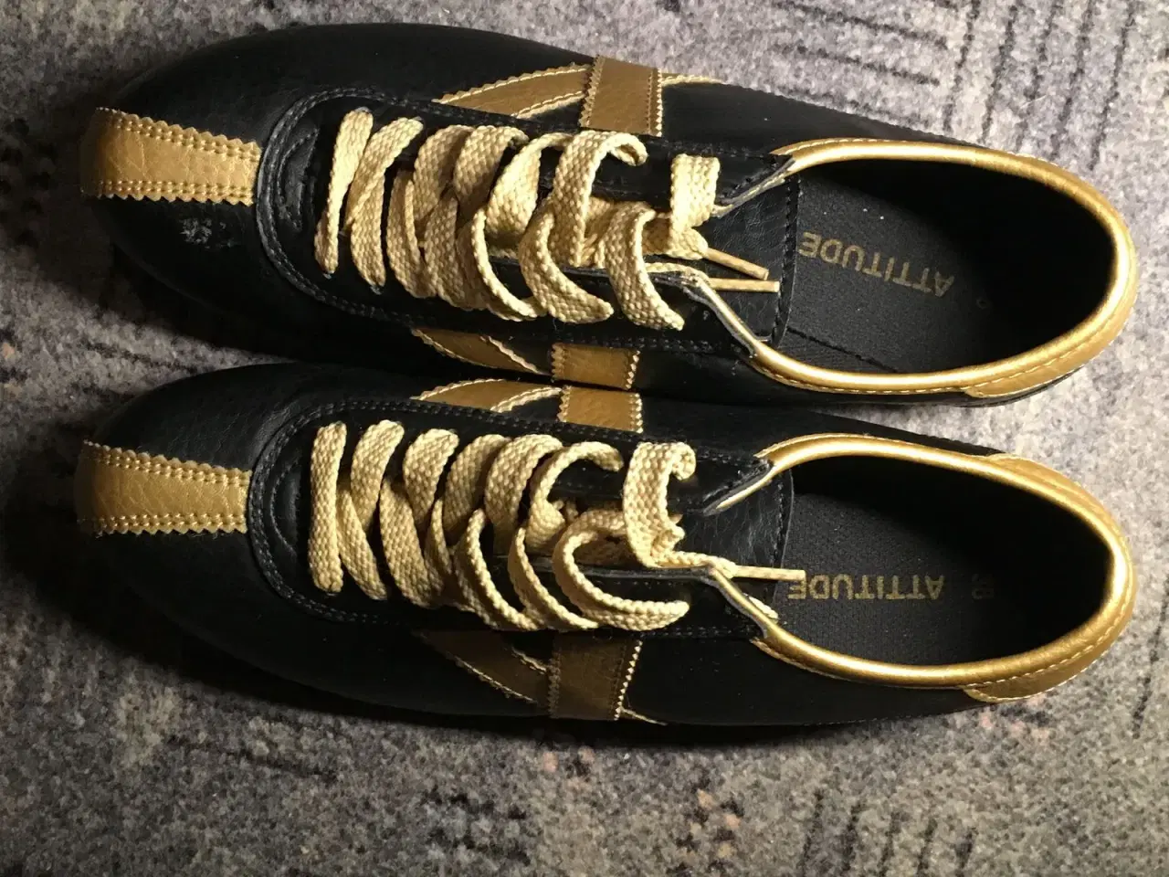 Billede 1 - Lækker par sko i sort og guld