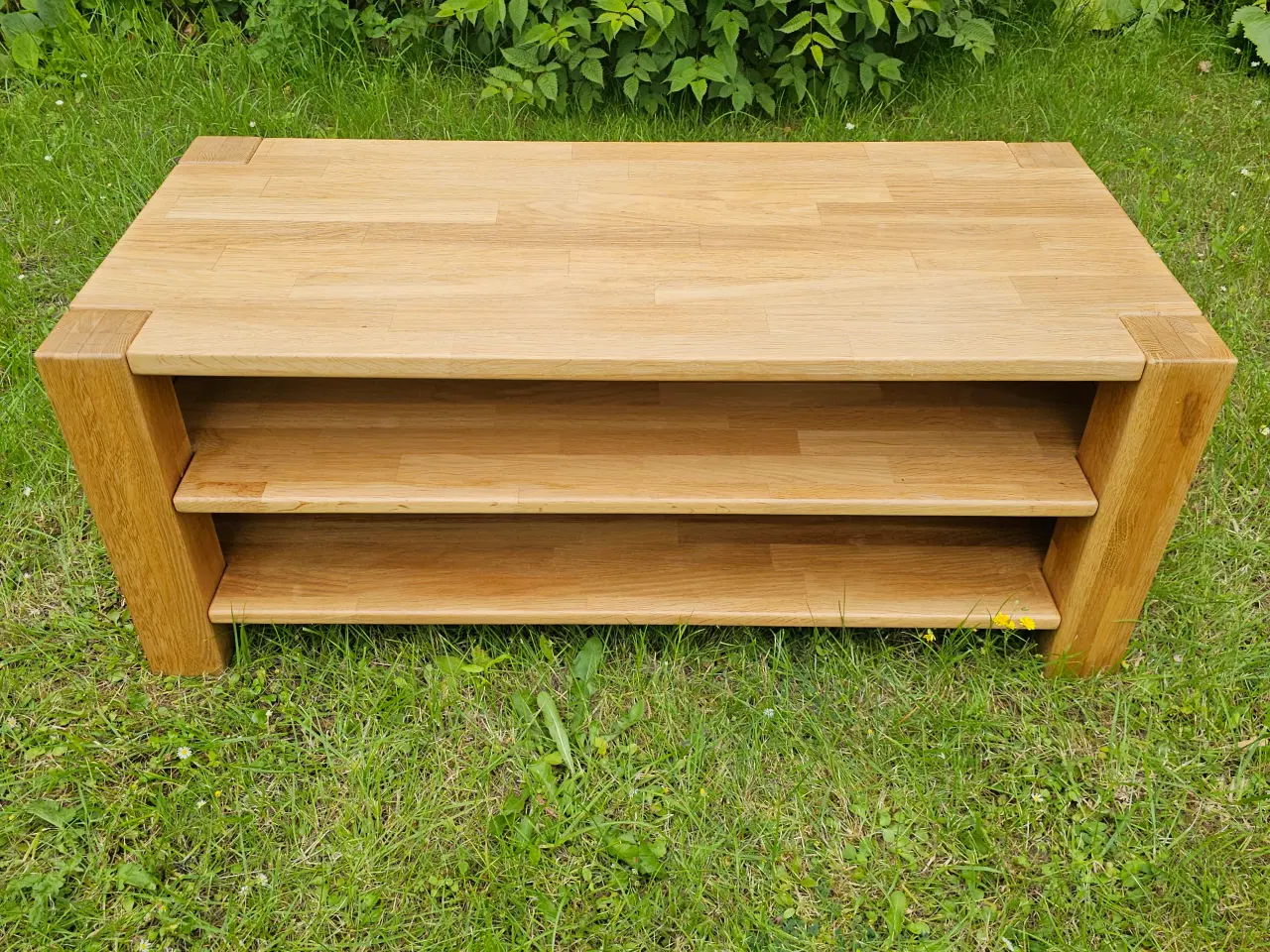 Billede 1 - Solidt egetræ TV bord med hylder
