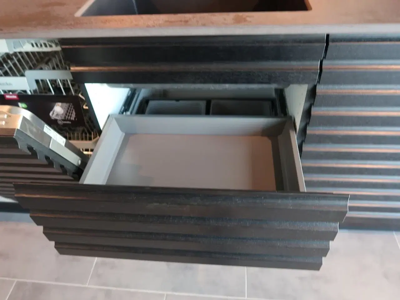 Billede 18 - Køkken AUBO Black Oak / Oak Line, Sort med armatur uden hårdehvidevarer