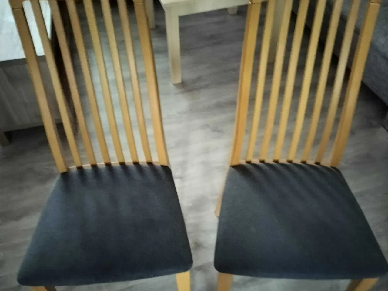 Billede 4 - Spisebord med 2 stole 