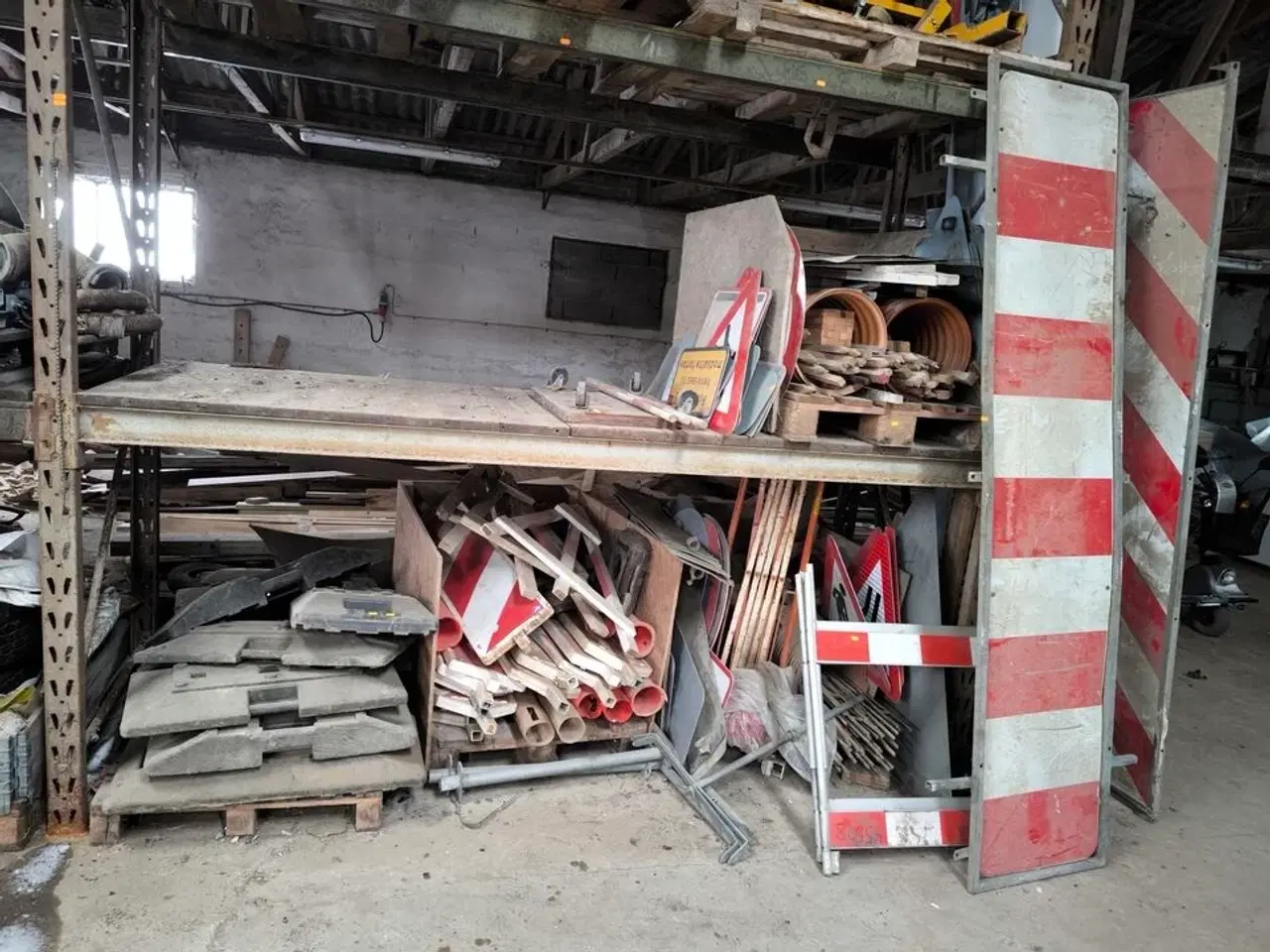 Billede 1 - Div. Afspærringsmateriel, skilte m.m.