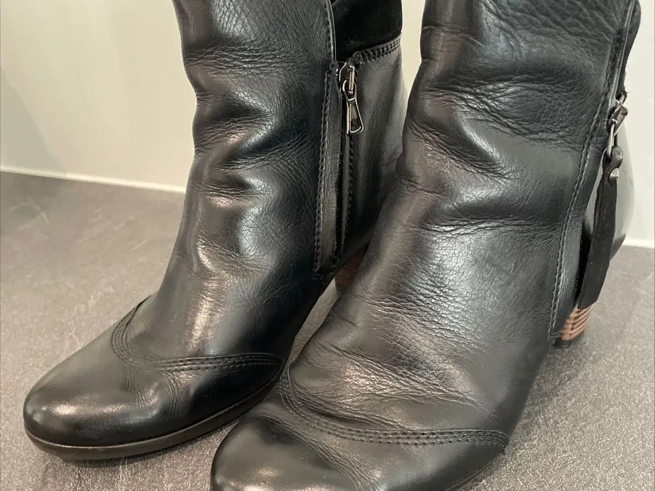 Billede 2 - Sorte klassiske korte støvler str 37 
