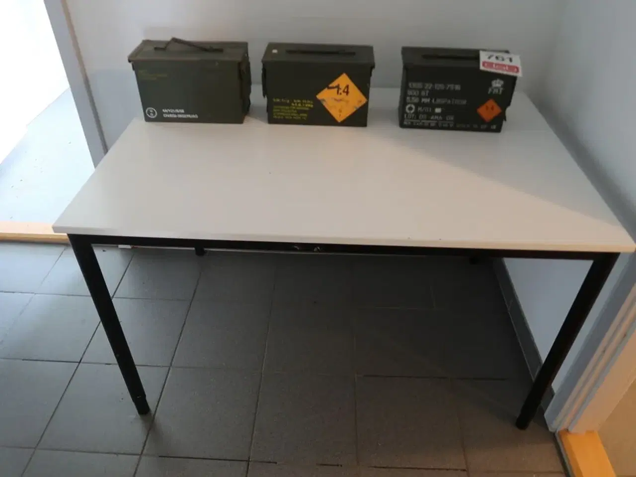 Billede 1 - Bord med 3 stk. Amonitionskasser