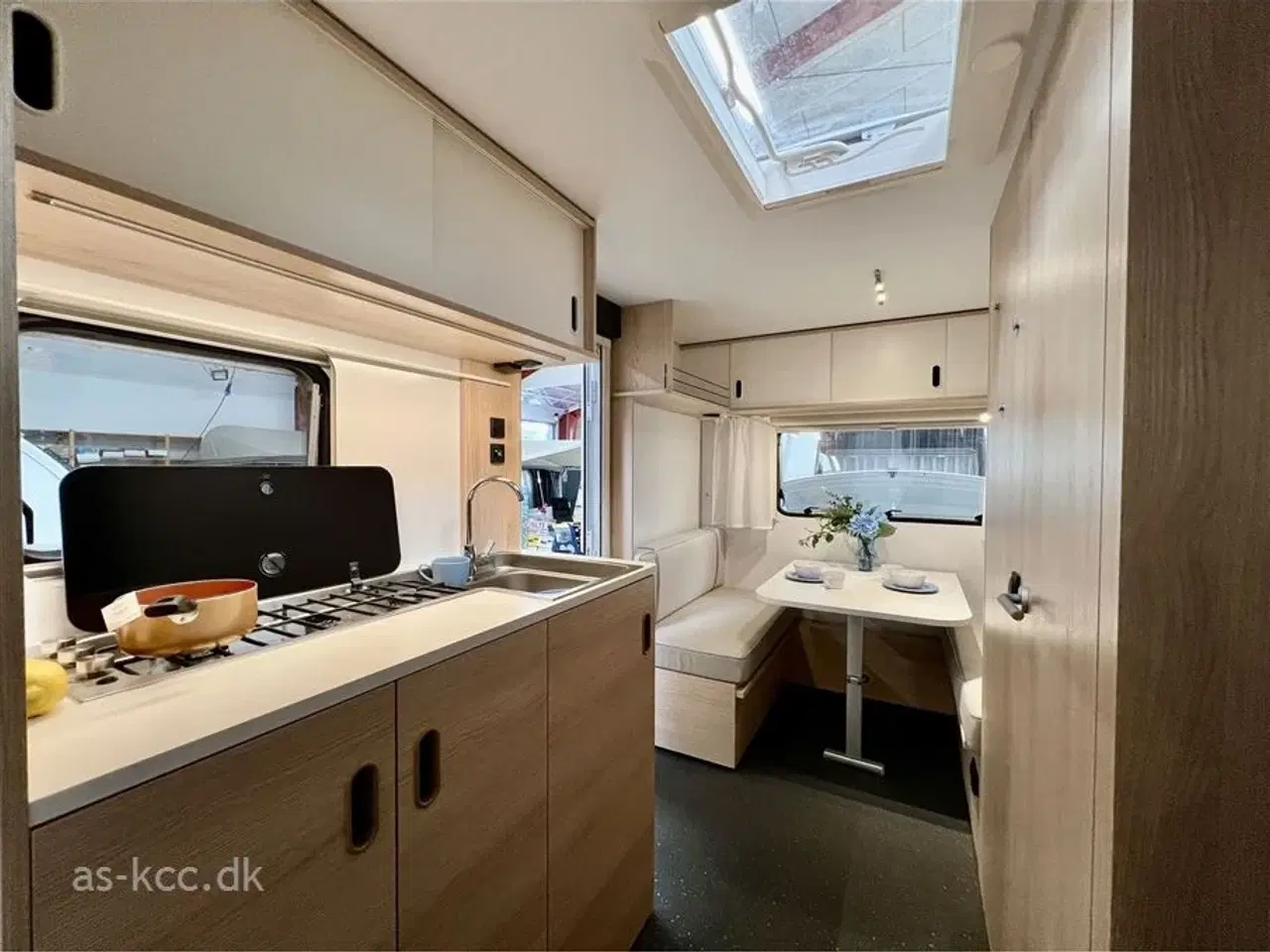 Billede 6 - 2025 - Adria Aviva 492 LU Adria Aviva 492 LU årg. 2025 med endesiddegruppe og 2 enkeltsenge med udtræk 5 sovepladser og 4 siddepladser