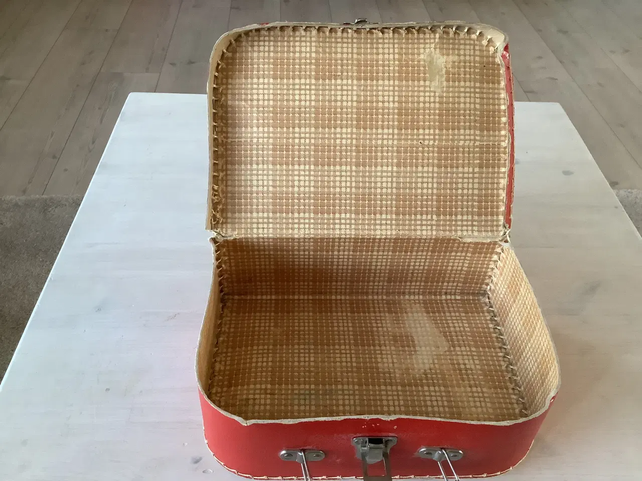 Billede 2 - En lille rød kuffert med metal lås og håndtag