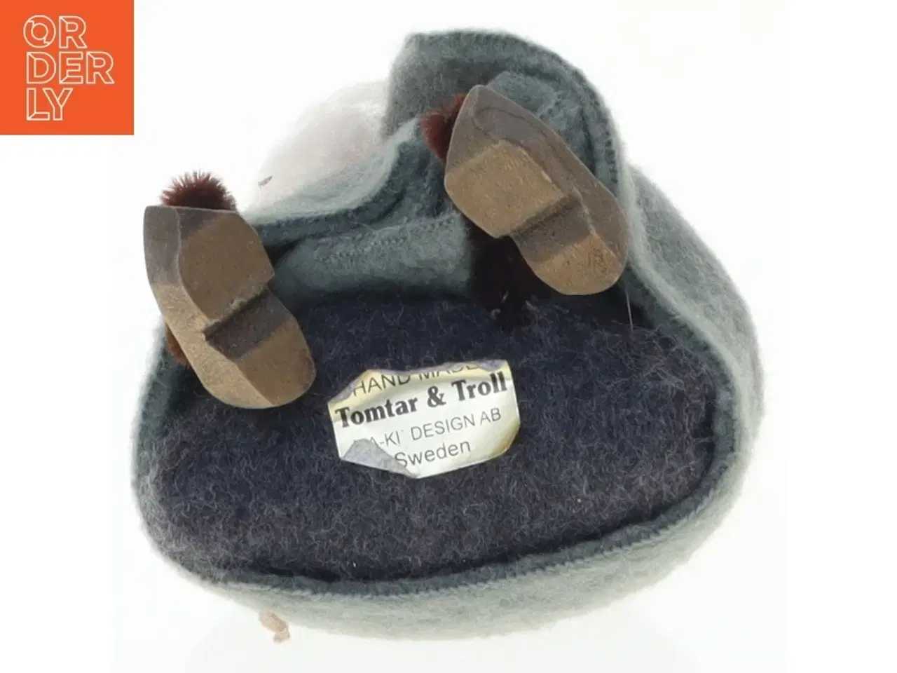 Billede 3 - Håndlavet svensk nissefigur (str. 11 x 6 cm)