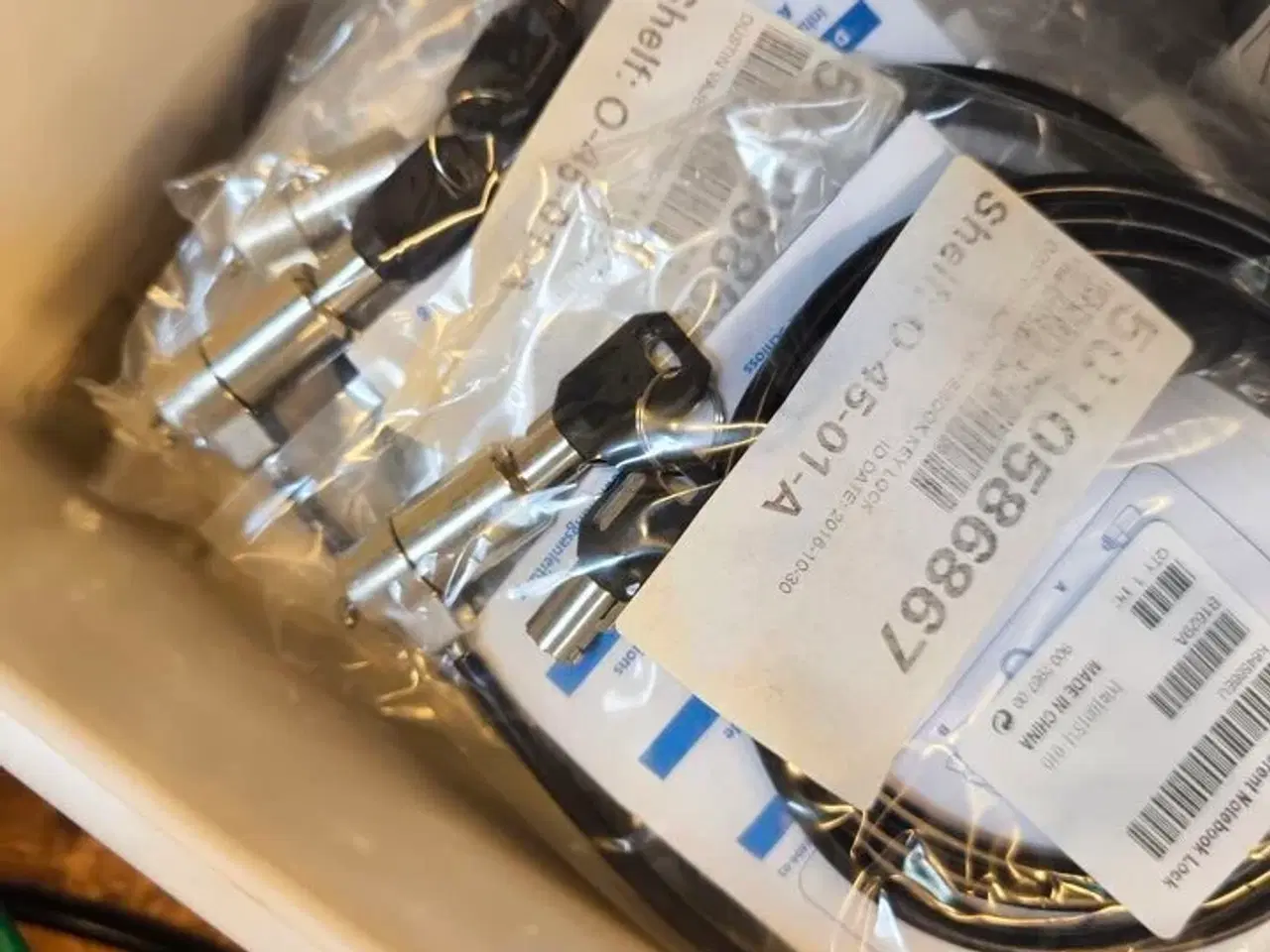 Billede 1 - 1 ks. m. låsewirere til IT udstyr