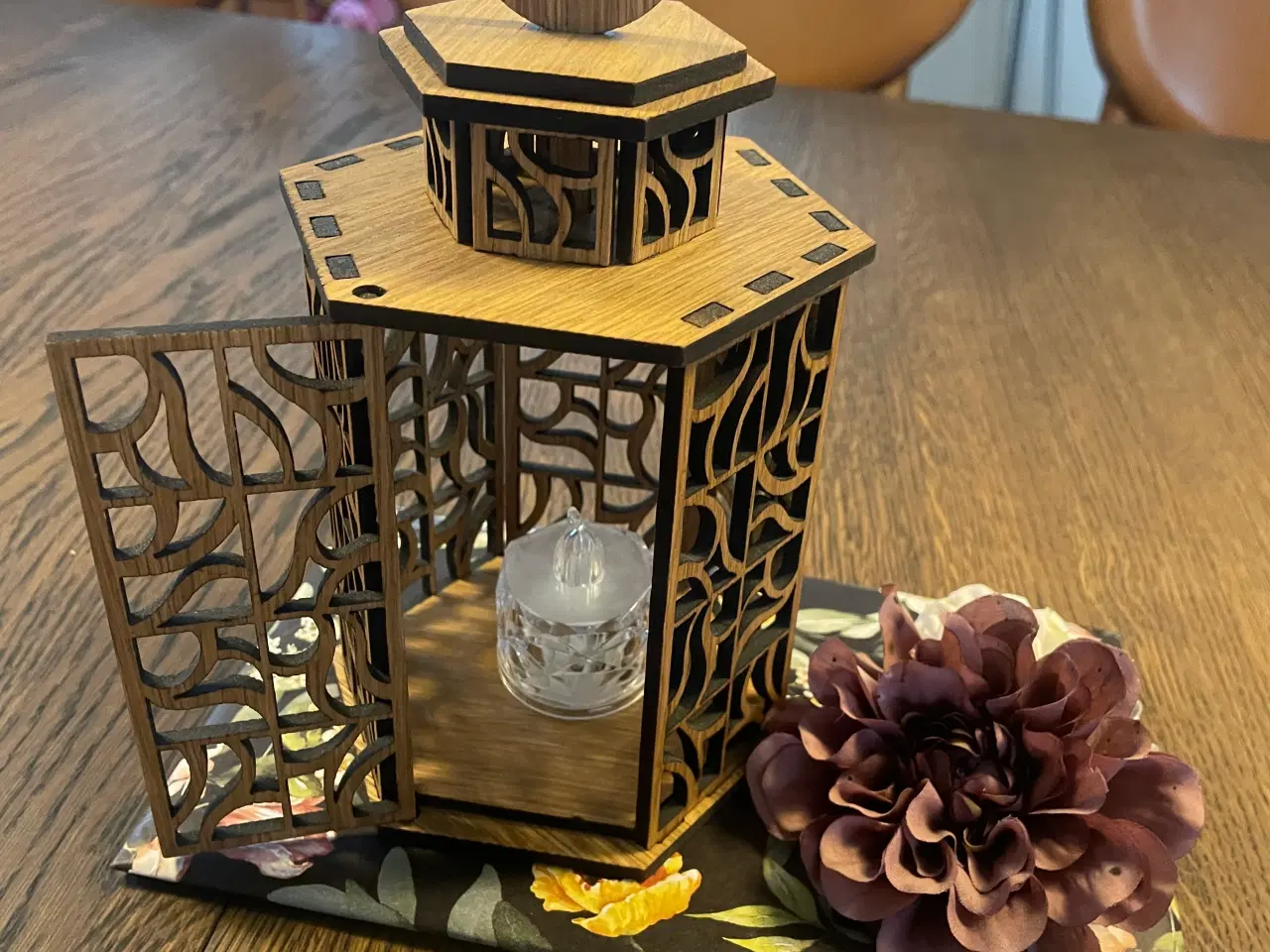 Billede 3 - Flot lanterne i egetræ.