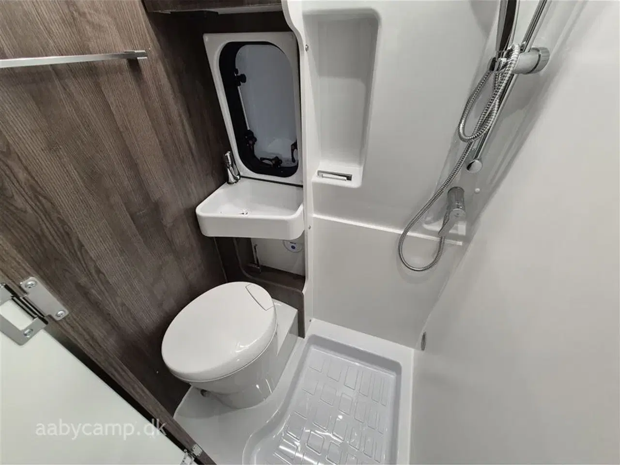 Billede 19 - 2026 - Benimar Benivan 160 PLUS   NK Pakke. Automatgear. 140Hk. 200W solcelle. Kompressor køleskab. Webasto Dieselvarme. Elektrisk indgangstrin. Metallak