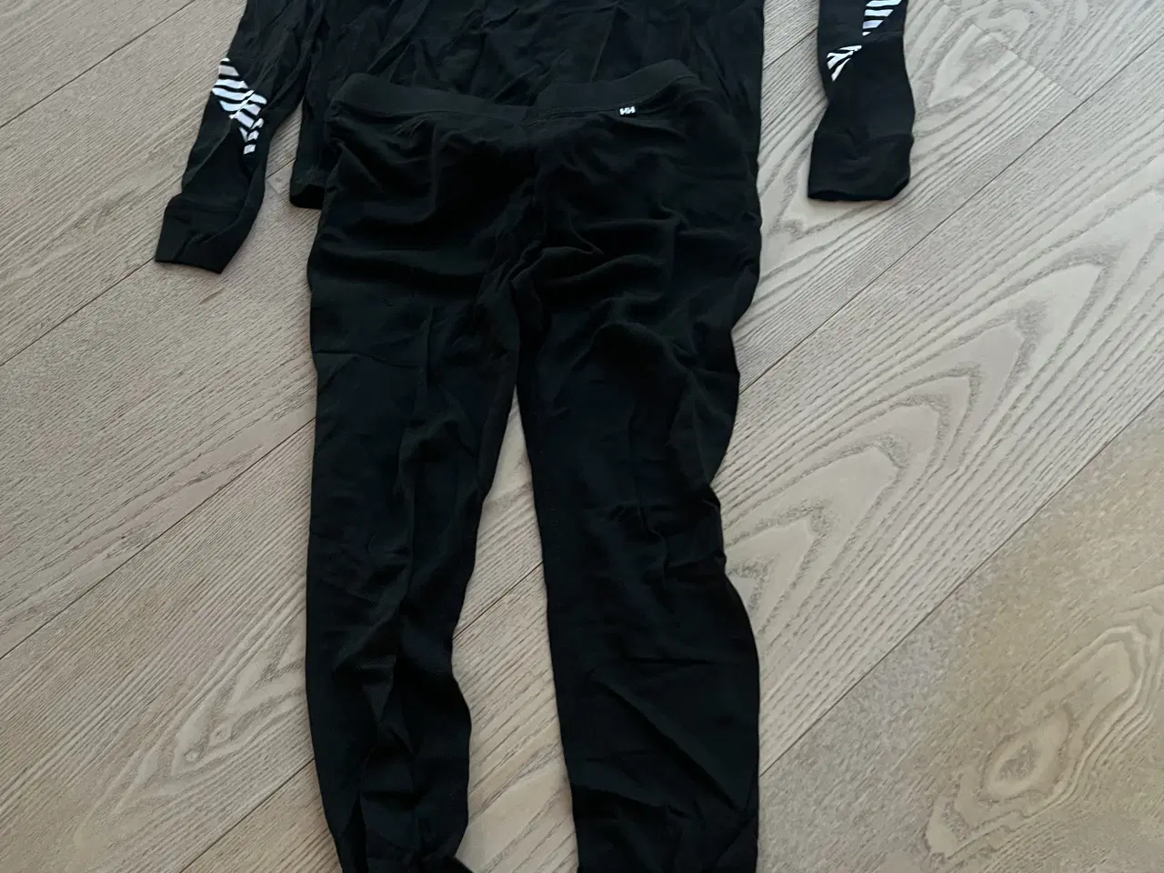 Billede 1 - Helly Hansen skiundertøj 12/14 årø