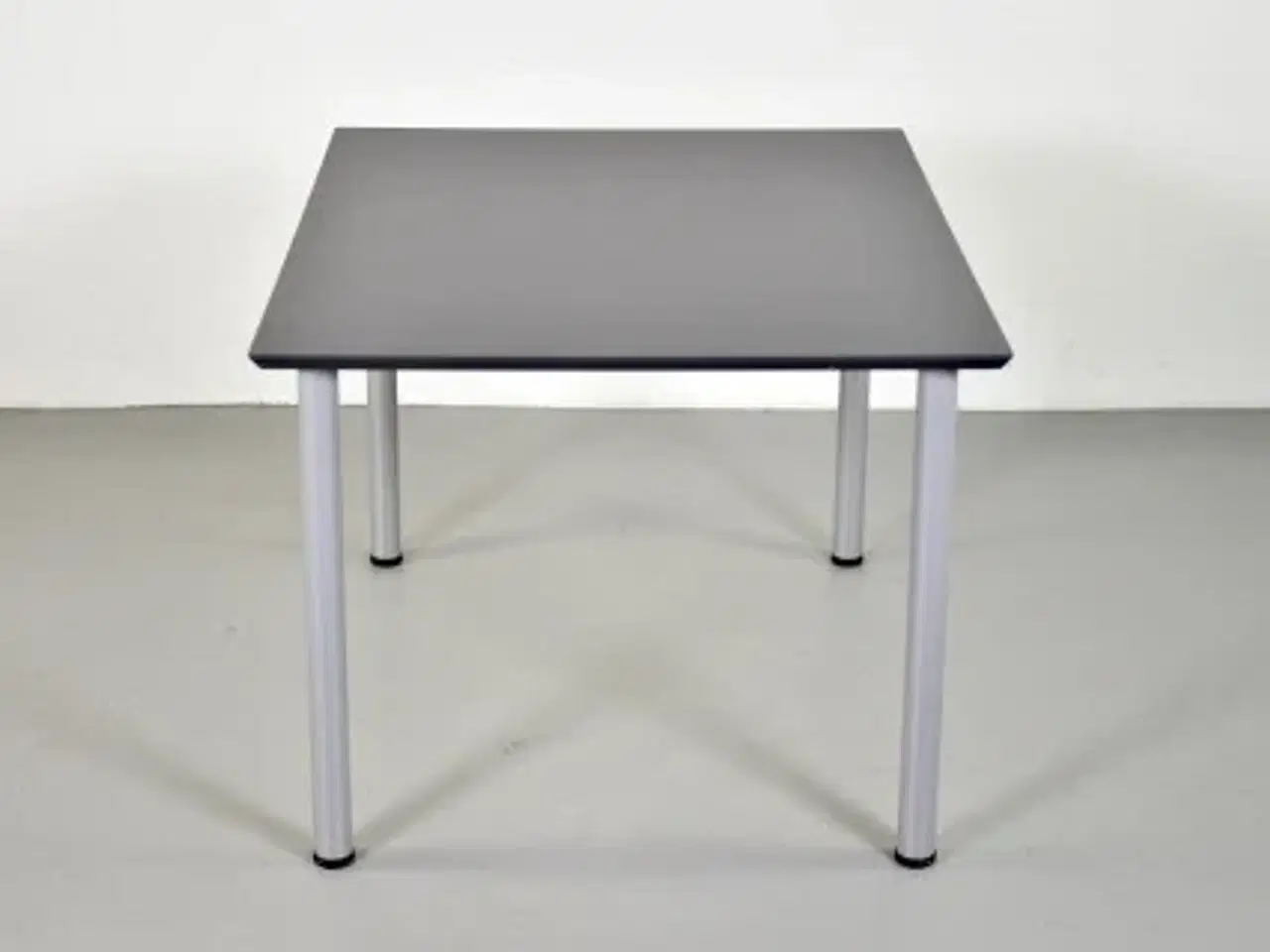 Billede 4 - Kantinebord med mørkegrå plade og alufarvet stel