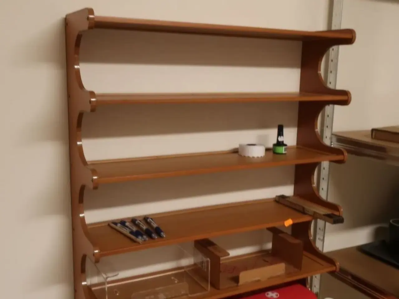 Billede 3 - Reol, bord, varmeblæser m.v.