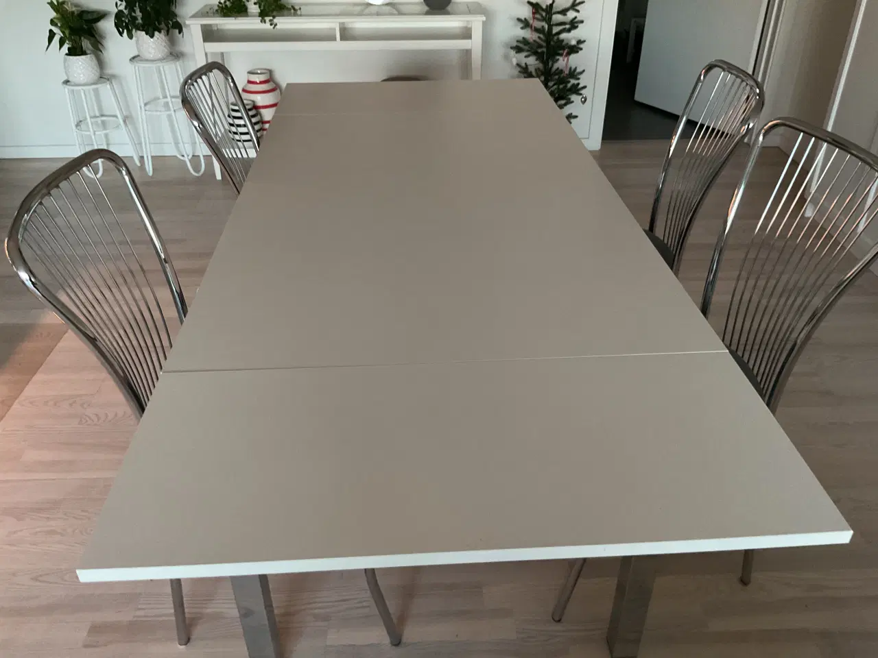 Billede 3 - Spisebord med 4 stole