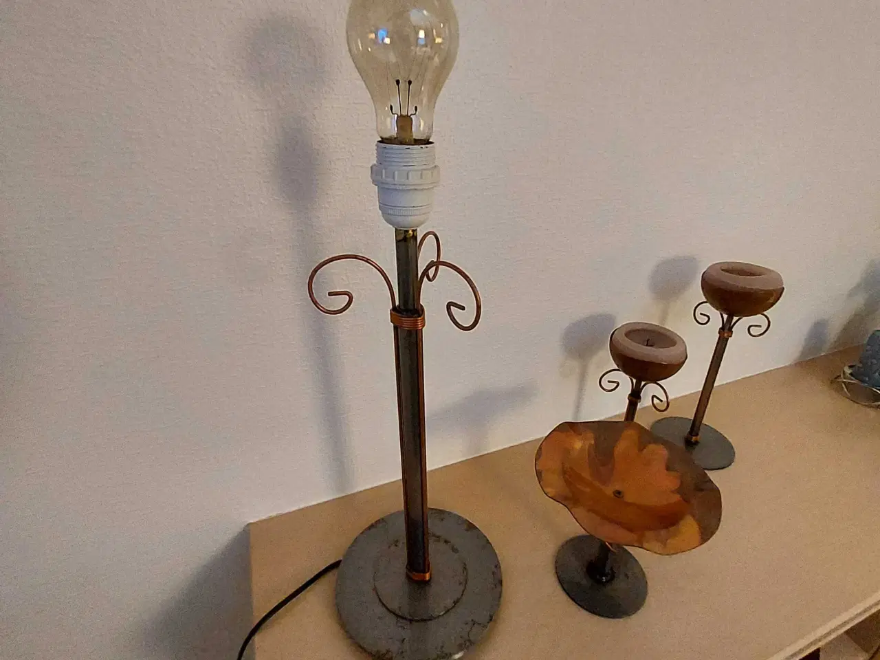 Billede 5 - Lampe,  opsats og 2 lysestager 