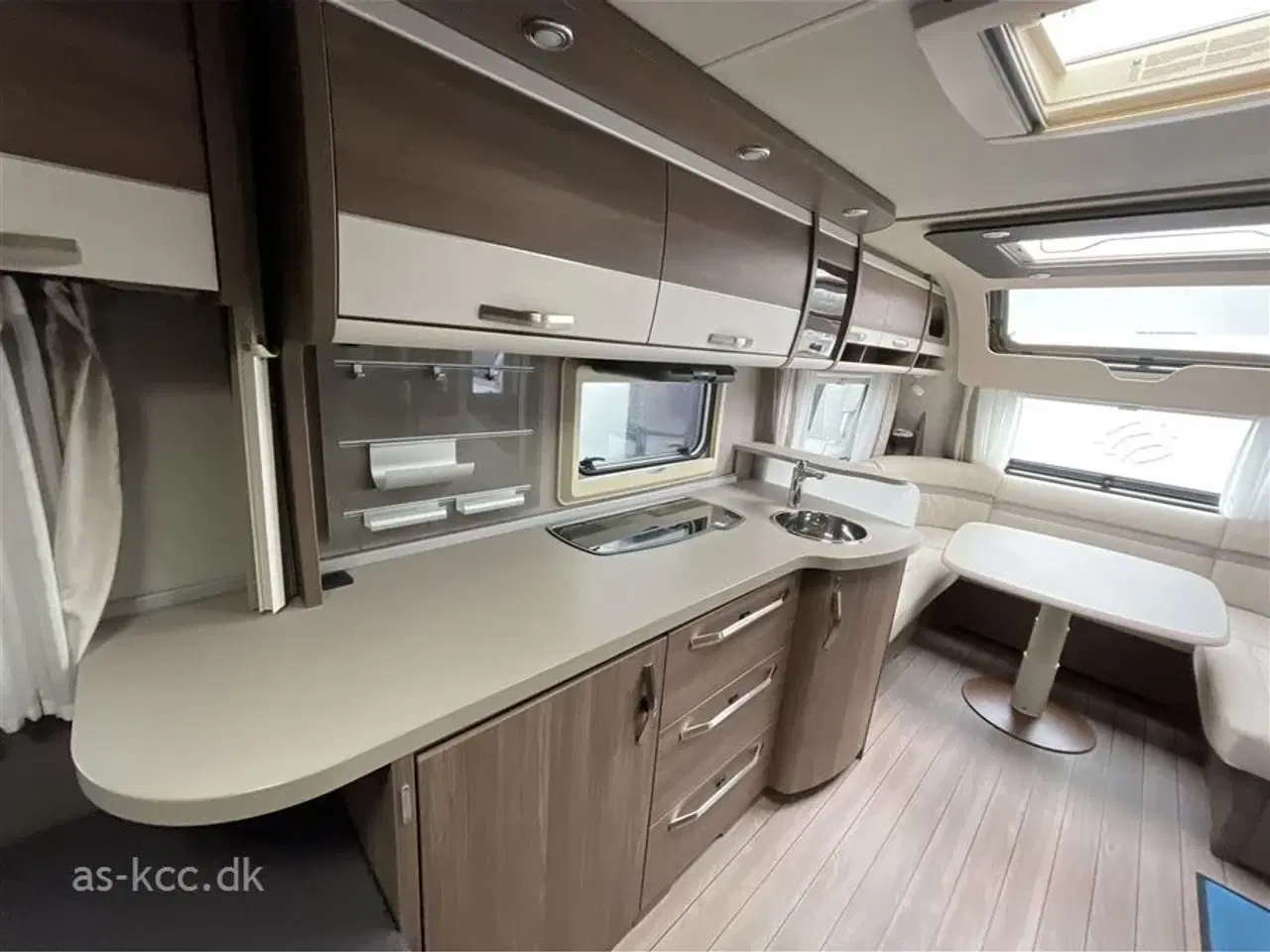 Billede 6 - 2019 - Knaus Südwind Scandinavian Selection 580 UF   Alde Centralvarme, vandbåren gulvvarme,  4 sovepladser, 5 siddepladser, mover, Cykelstativ.