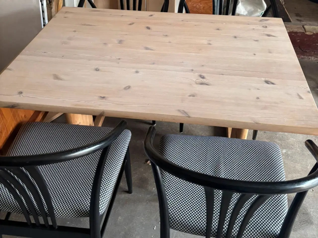 Billede 2 - Træbord inkl. 4 stole