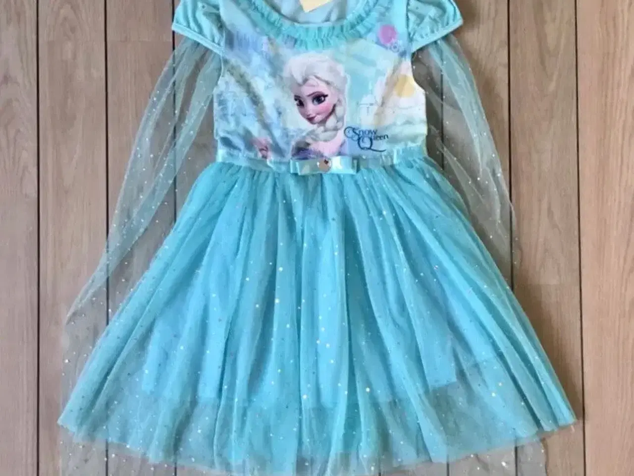 Billede 1 - Frost kjole + slør str 122 med Elsa udklædningstøj