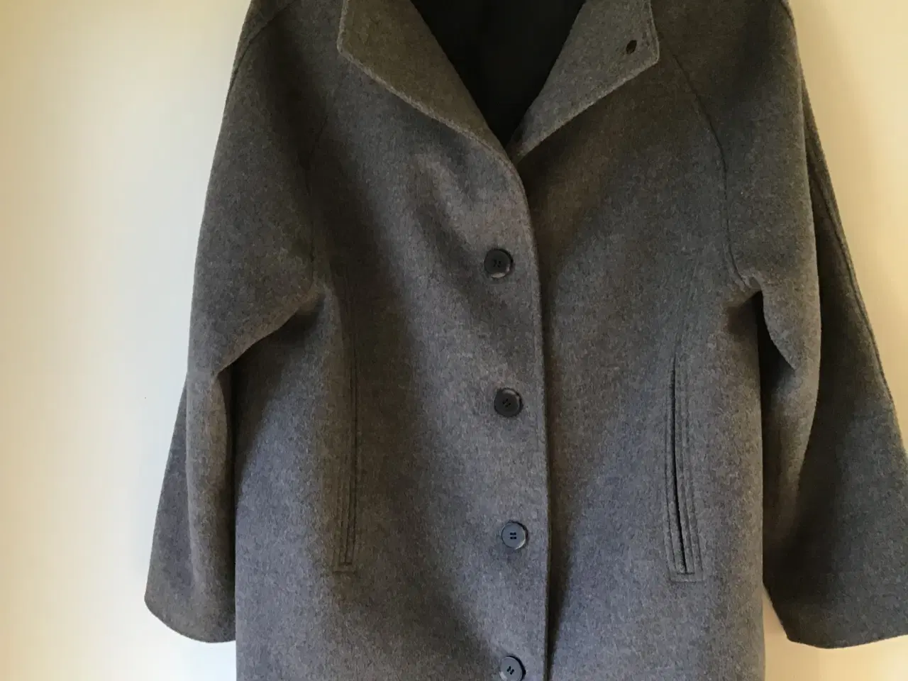 Billede 2 - Uldfrakke i grå med knapper