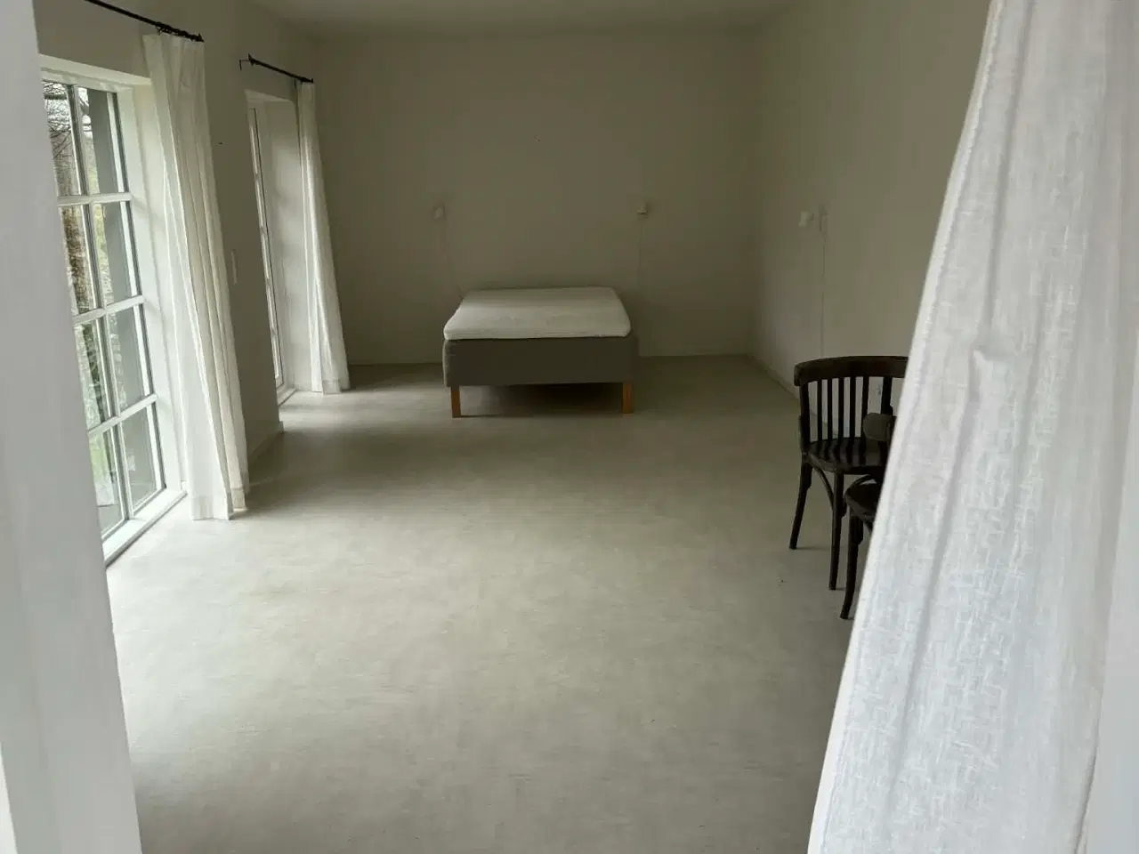 Billede 1 - Erhvervslejemål m. toilet, køleskab og el. komfur