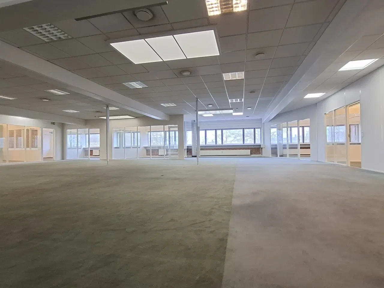 Billede 37 - Suveræn Beliggenhed – Showroom. Klinik, Butik, Gaming, Kontor mm. – Stort åbent areal i midten og mindre cellekontorer i glas.