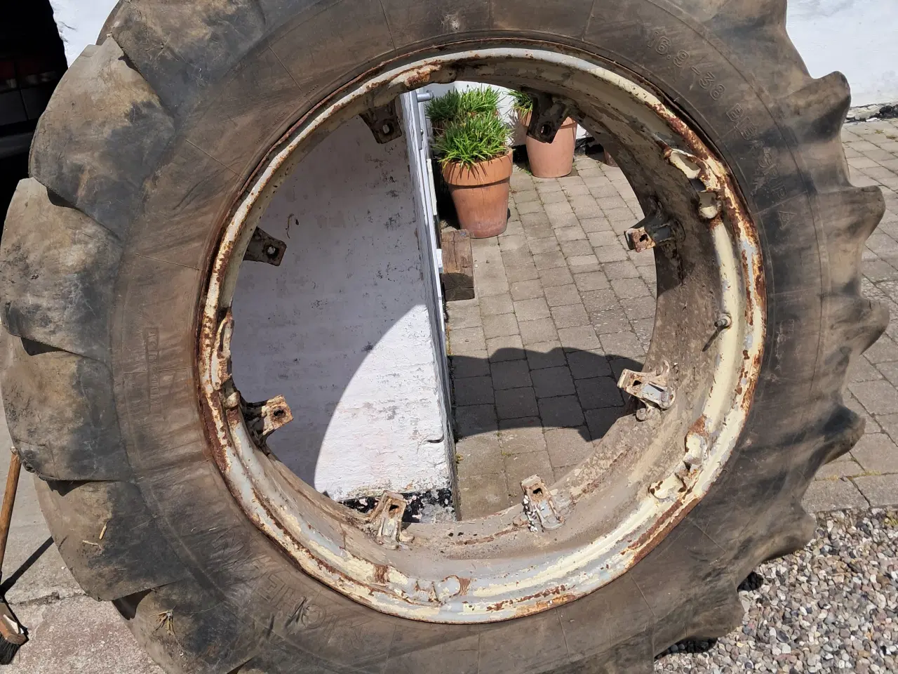 Billede 10 - Traktordæk 16.9 x 38 Michelin. 2. stk