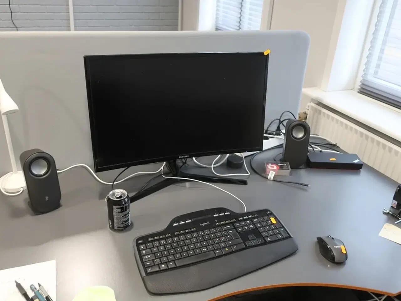 Billede 1 - IT-udstyr på skrivebord