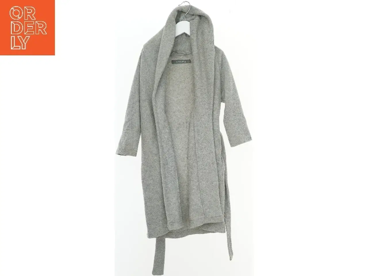 Billede 1 - Grå badekåbe med hætte fra Karmameju (str. 104)