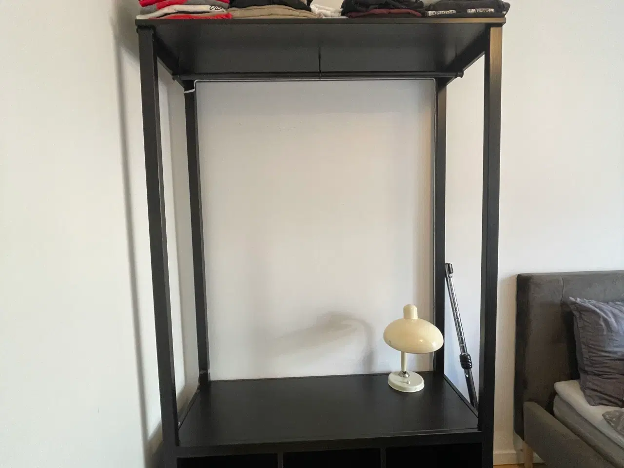 Billede 1 - IKEA garderobestativ med hylder og topplade – pæn 