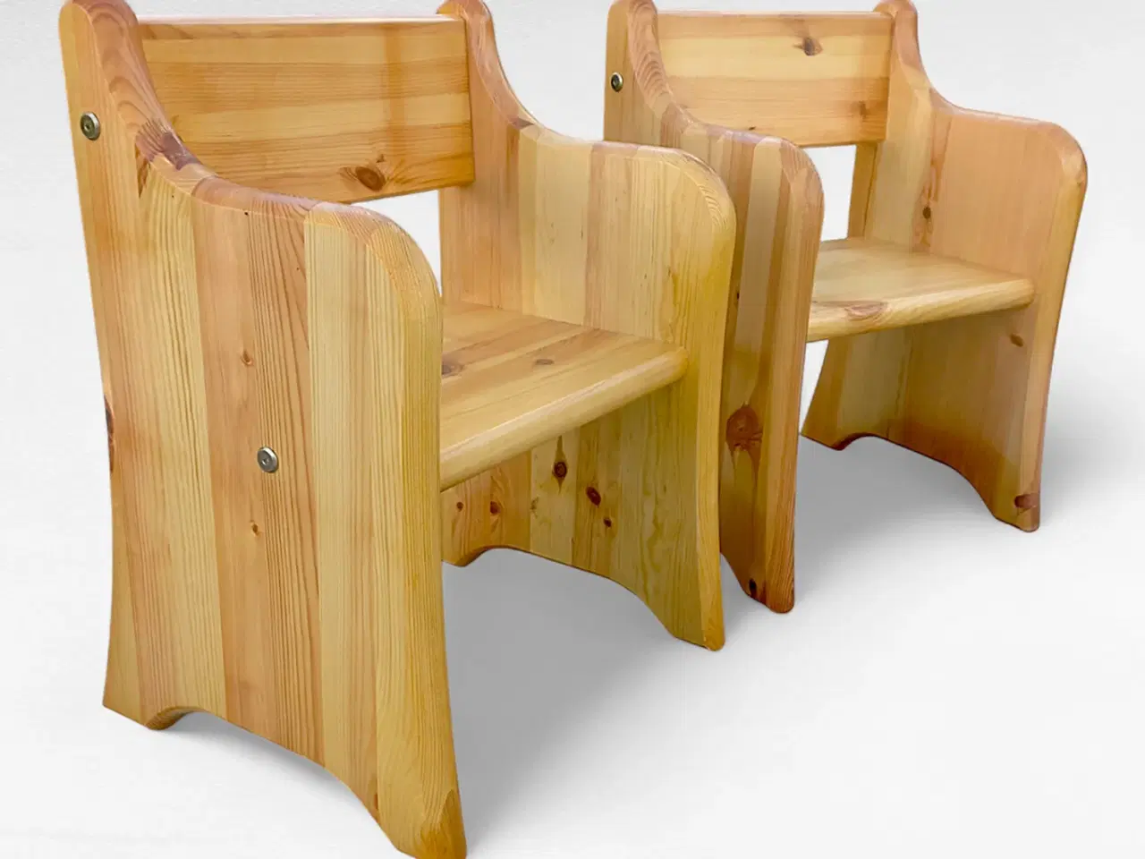 Billede 5 - Robust barnestol i massivt lakeret fyrretræ