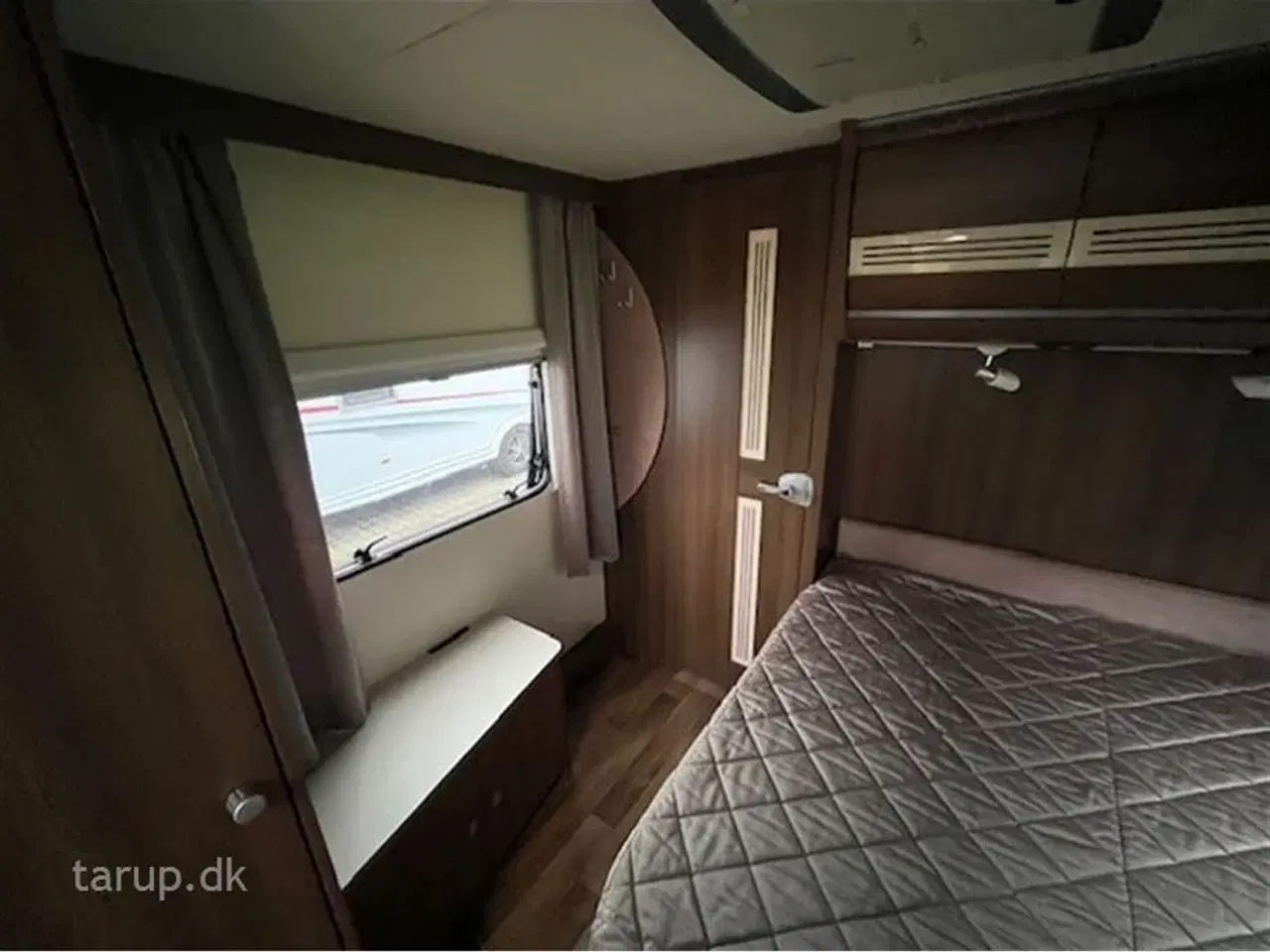 Billede 17 - 2015 - Dethleffs Beduin VIP 650 RFT Thule tagmonteret el-markise, Truma aircon., mover, ALDE centralvarme, vandbåren gulvvarme, rundsiddegruppe, fransk dobbeltseng