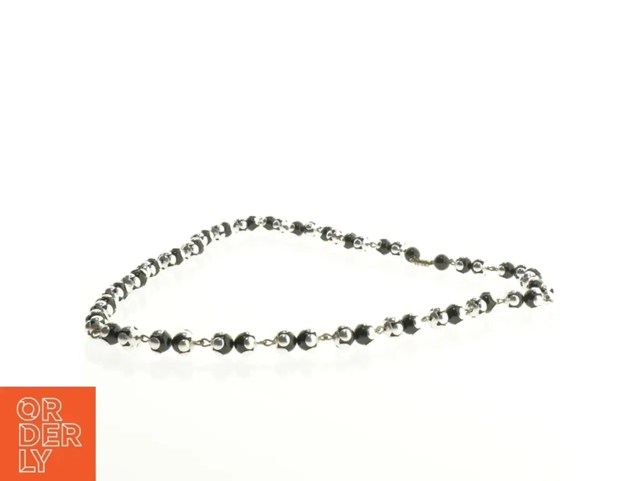 Billede 1 - Halskæde med sorte perler og sølvfarvede led (str. 40 cm)