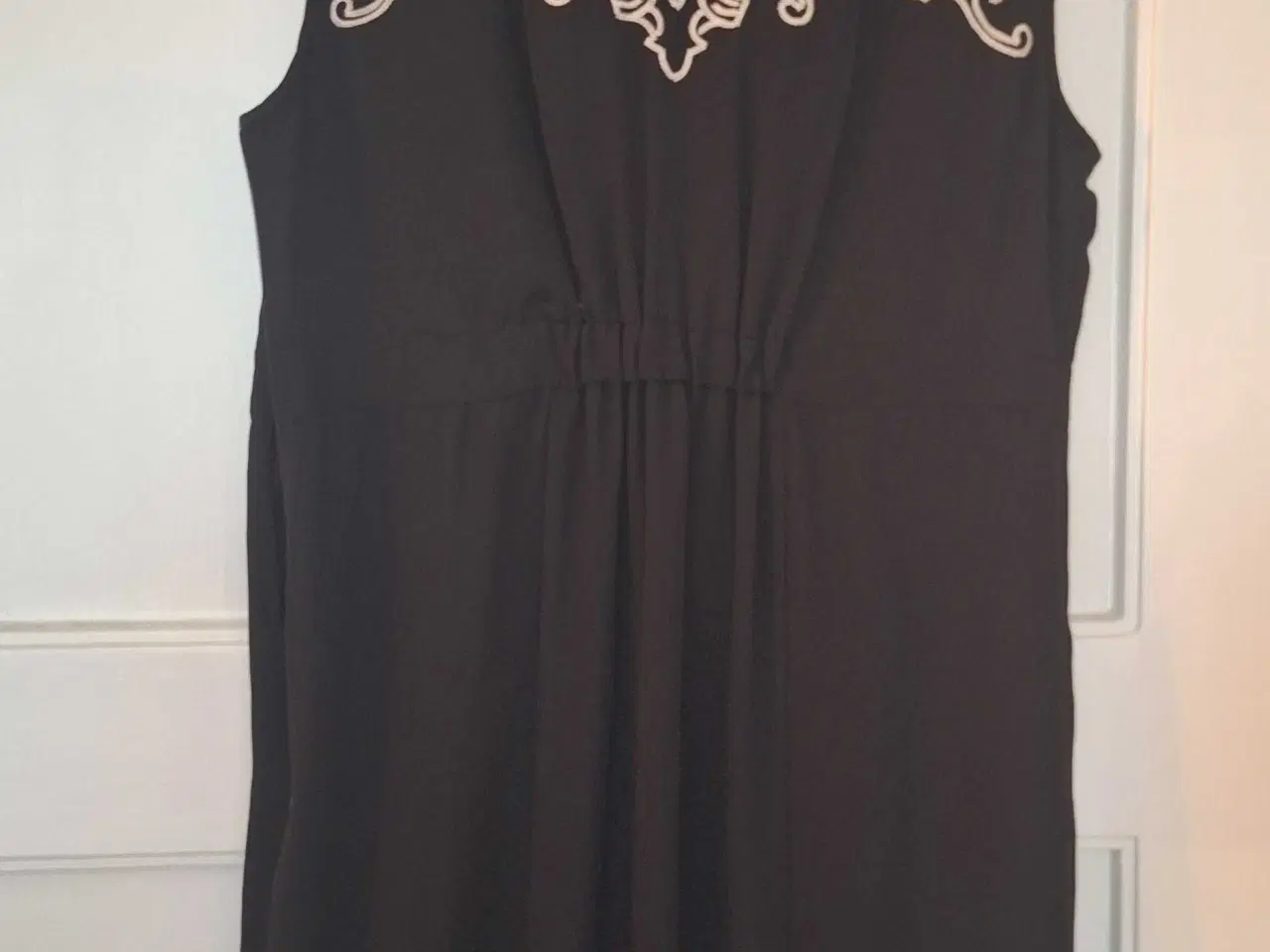 Billede 4 - Sort ærmeløs kjole 