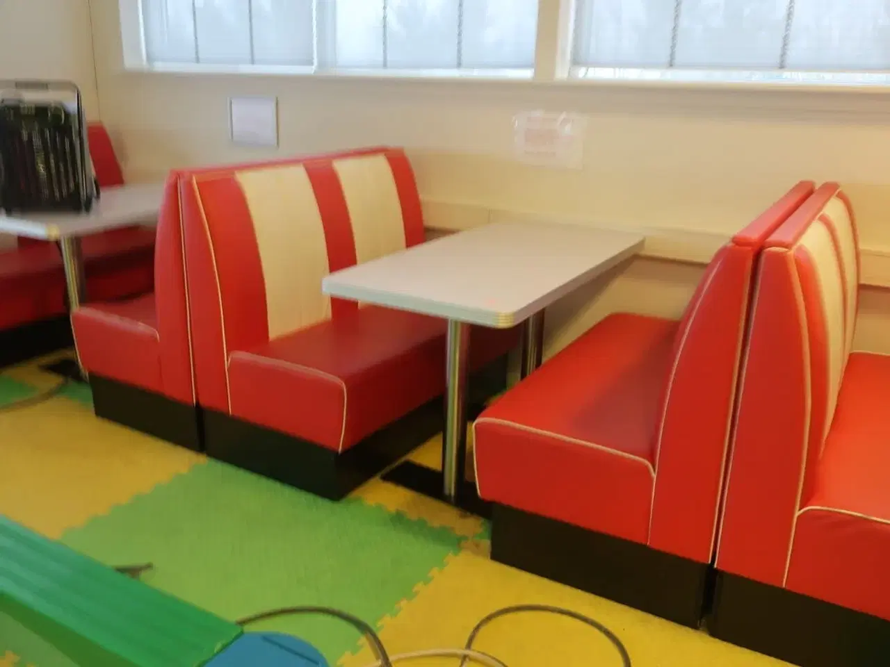 Billede 5 - 12 stk. bænke samt 6 stk. spiseborde